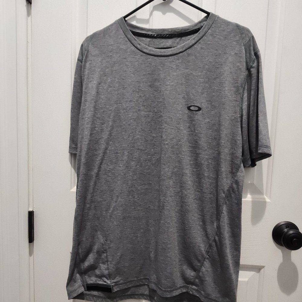 Oakley T-shirt